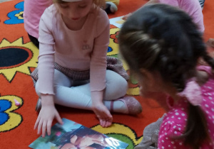 Dzieci podzielone na 3 osobowe grupki układają misie z części.