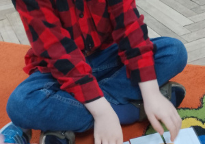 Piotruś z ułożonym misiem.