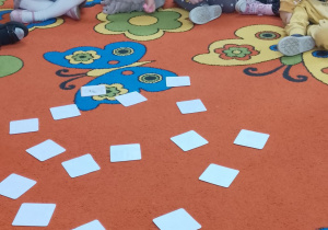 Cztery dziewczynki chętne do gry w misiowe memory.