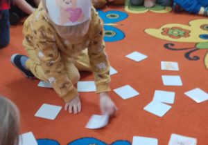 Grupka chłopców próbująca swych sił w memory.