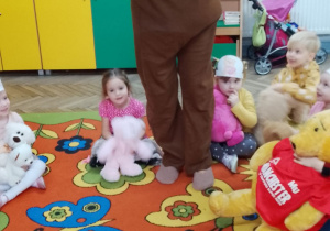 Dzieci ze swoimi misiami siedzą w kole i witają gościa - misia, który nas odwiedził.