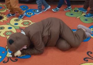 Grupka chłopców podczas zabawy w starego niedźwiedzia.