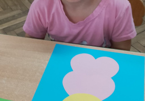 Wiktoria prezentuje naklejonego z elementów misia.