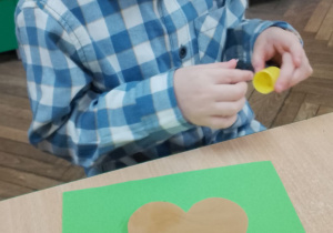 Franek podczas wykonywania pracy plastycznej.