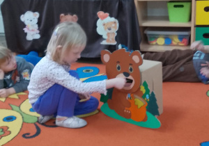 Ala w trakcie karmienia misia.