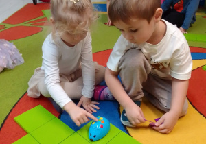 Marysia i Olaf podczas kodowania Go Robot Now.