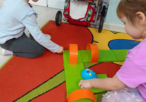 Kornelia i Laura budują trasę dla Myszki - robota.