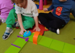 Michał i Michał podczas zabawy z robotem.