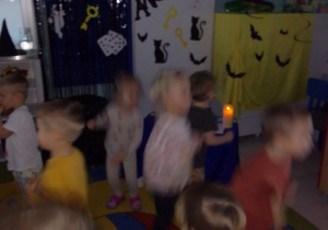 "Pszczółki" podczas zabawy przy muzyce.