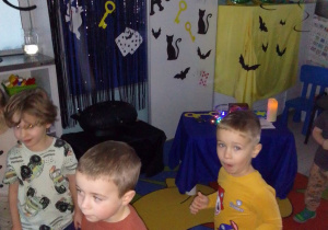 Dzieci w trakcie zabawy "woskowe figurki".