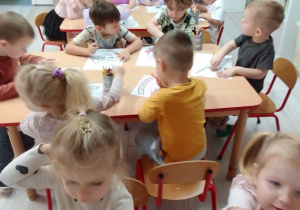 Pszczółki kolorują andrzejkowe obrazki.