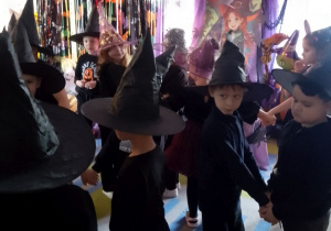 Zabawa taneczna w kółeczkach.