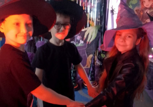 Grupka dzieci podczas zabawy tanecznej.