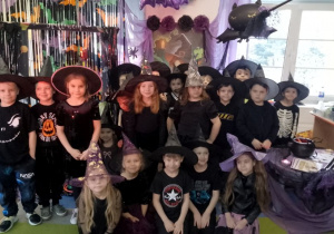 Zdjęcie grupowe dzieci na tle dekoracji.