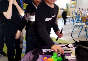 Chłopiec wybiera sobie andrzejkowe upominki.