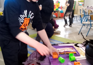 Oliwier wybiera sobie andrzejkowe upominki.