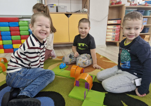 Julek, Szymon i Marcel w trakcie zabaw z kodowania.