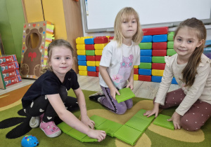 Ola, Nadia i Oliwia w trakcie układania zastawu do kodowania.