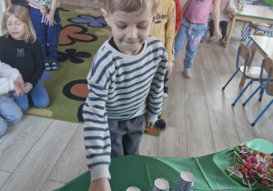 Oluś w trakcie losowania wróżby z kubeczków.