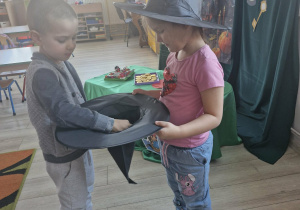 Wojtuś losuje wróżbę z kapelusza czarownicy.