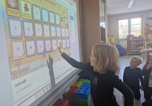 Nadia losuje swoją wróżbę na tablicy multimedialnej.