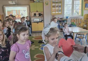 Lilianka chcąc poznać imię przyszłego męża przebija serduszko szpilką.