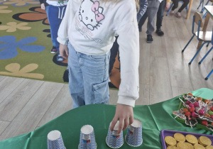 Weronika w trakcie wróżby z kubeczków.