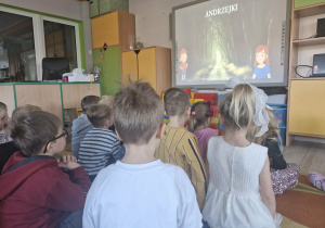 Dzieci oglądają film edukacyjny.