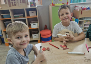 Olek i Franek w trakcie kolorowania misiów.