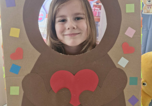 Weronika pozuje w misiowej fotobudce.