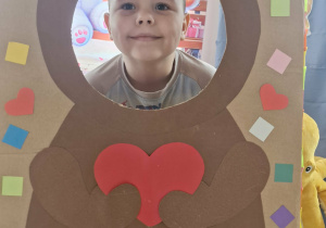 Oskar pozuje do zdjęcia w fotobudce.