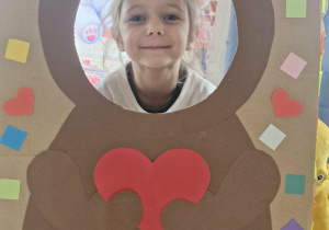 Liliana pozuje do zdjęcia w misiowej fotobudce.