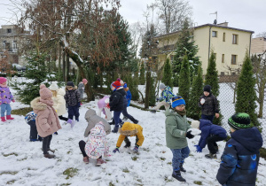 Przedszkolaki w trakcie bitwy na śnieżki.