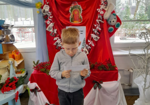 Bruno czyta pierwsze zadanie z kalendarza adwentowego.