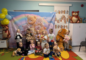 Dzieci pozują do zdjęcia z misiami w ręku.