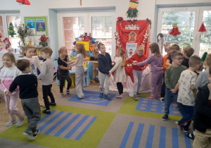 Zabawa taneczna w małych kółeczkach.