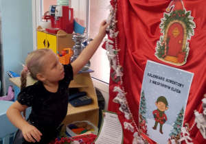 Tosia wyjmuje z kalendarza adwentowego trzecie zadanie.