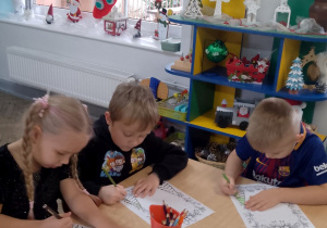 Grupka dzieci podczas rysowania prezentów dla Elfika.