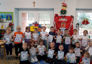 Zdjęcie grupowe z wykonanymi pracami.