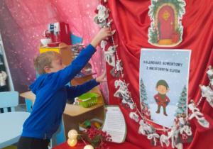 Hubert wyjmuje z kalendarza adwentowego czwarte zadanie.