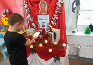 Marcel wrzuca do "magicznej skrzynki" list do Świętego Mikołaja.