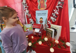 Weronika wrzuca do "magicznej skrzynki" list do Świętego Mikołaja.