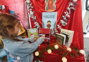 Na szafce, obok tablicy z kalendarzem adwentowym, stoi "magiczna skrzynka". Amanda wrzuca do niej swój list do Świętego Mikołaja.