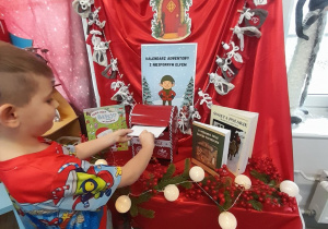 Mikołaj wrzuca do "magicznej skrzynki" list do Świętego Mikołaja.