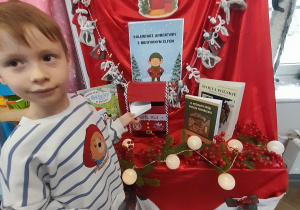 Adaś wrzuca do "magicznej skrzynki" narysowany list do Świętego Mikołaja. W tle tablica z kalendarzem adwentowym.