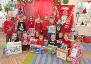 Zdjęcie grupowe dzieci z otrzymanymi zabawkami.