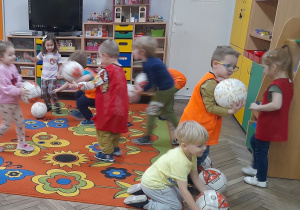 Dzieci bawią się piłkami.