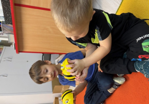 Leoś i Szymon trzymają beeboty.