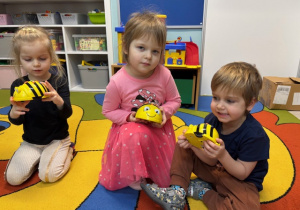 Dzieci pozują do zjęcia w ręku trzymają beeboty.