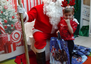 Nikodem z Mikołajem na tle dekoracji pozują do zdjęcia.